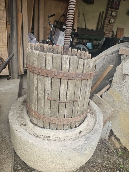 Teasc vechi de piatra de vanzare