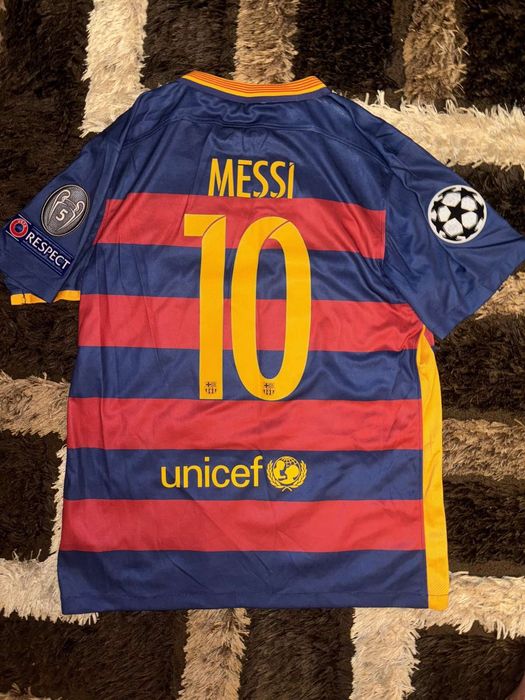Продавам оригинална тениска на Меси от 2015 година .