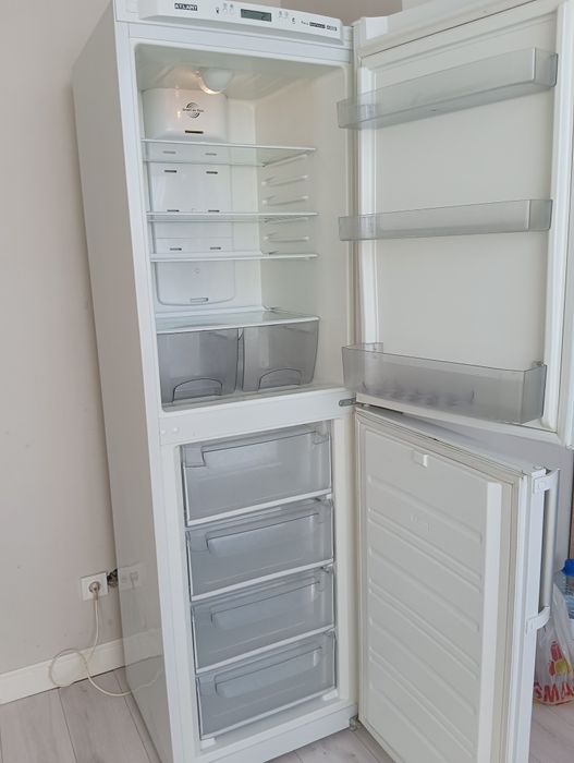 Продам большой холодильник, 2метра.