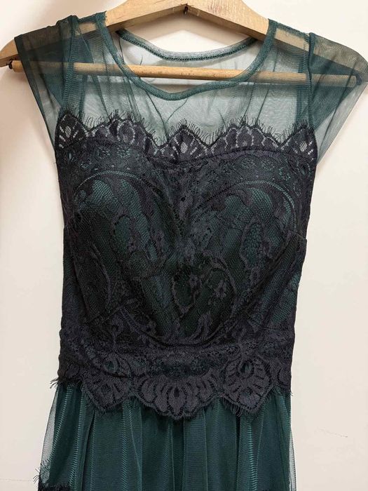 Маслено-зелено рокля с дантела