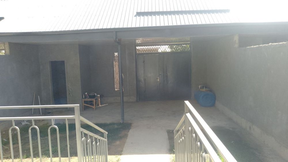 Sotiladi. 2 qavatli hovli tamirlangan holda