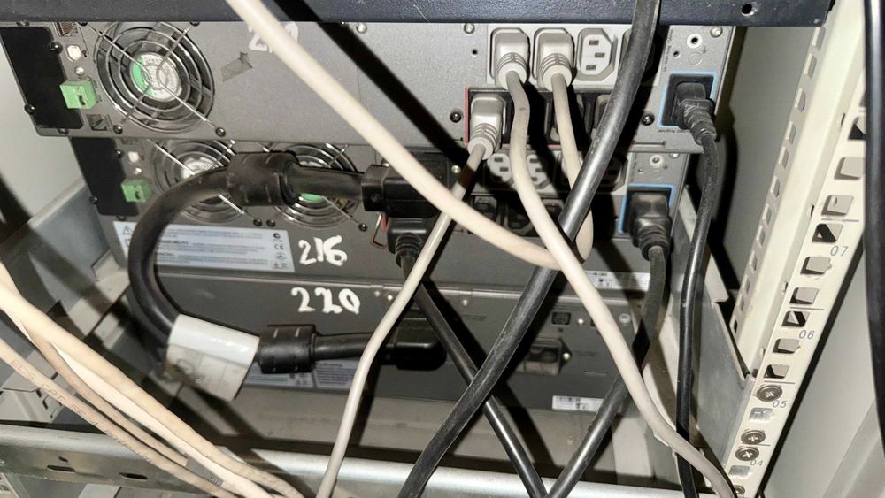 Источник бесперебойного питания MGE UPS SYS­TEMS 2000