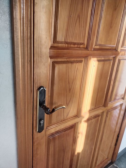 Деревянная дверь