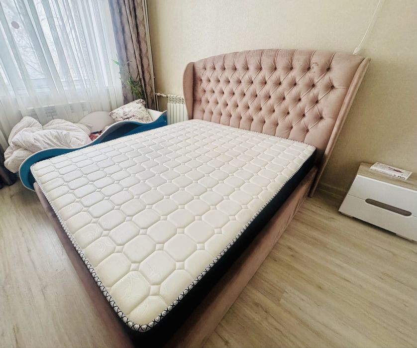 Кровать двуспальная с матрасом