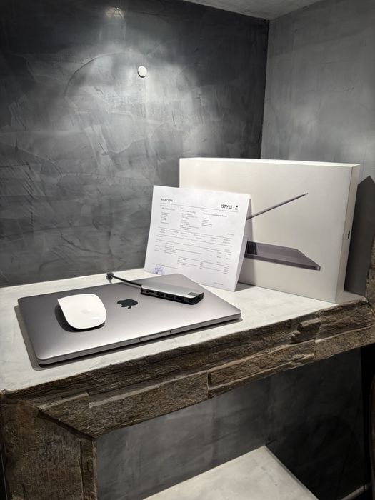 КАТО ЧИСТО НОВ Macbook Pro 13.3" + Magic Mouse + USB C HUB