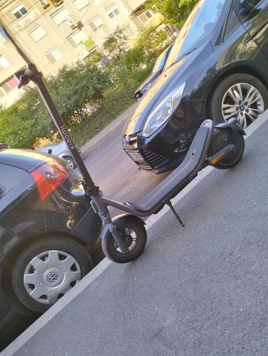 Vând trotineta Xiaomi 6