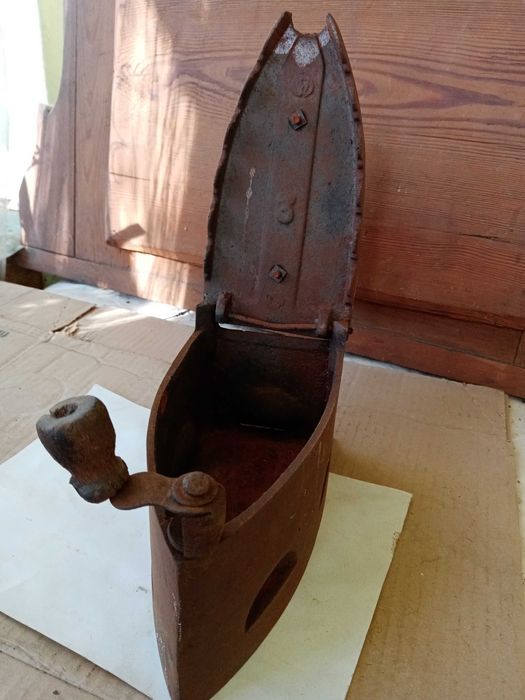 Călcător interbelic din fontă