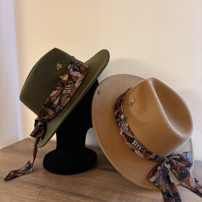 Ръчно изработена шапка в два цвята