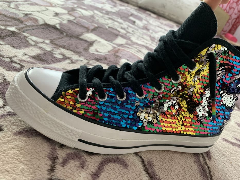 Pereche adidasi converse