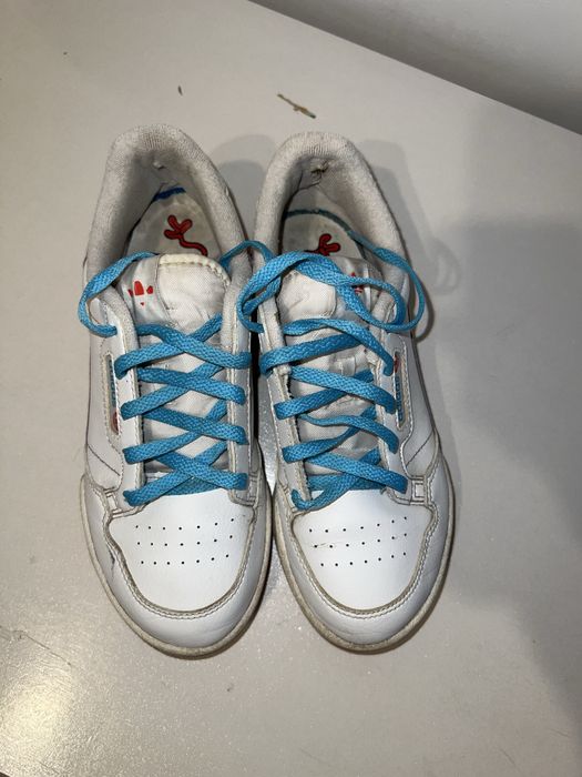 Кроссовки adidas.