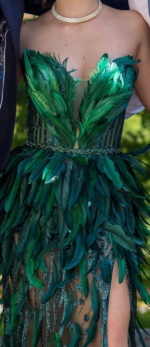 Бална рокля в зелено с пера