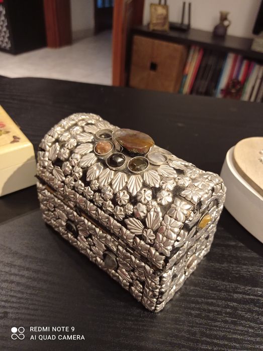 3 cutii bijuterii și flacon parfum