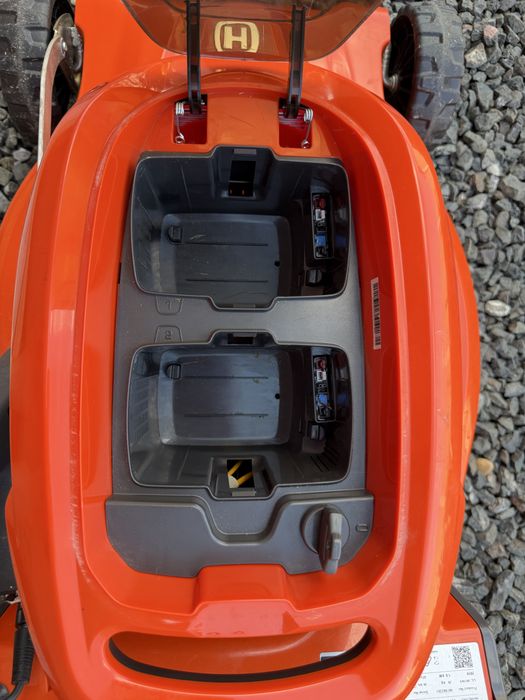 Husqvarna masina de tuns iarba pe acumulatori