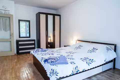 Нощувки - The Lindens 1BR Cozy Apartment with Free Parking