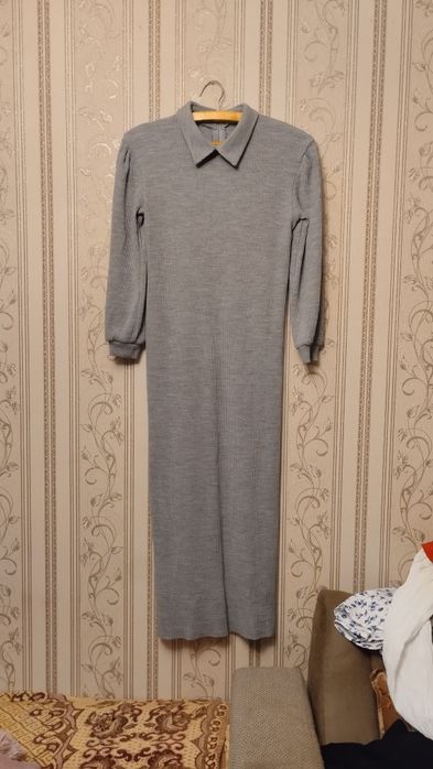 Платье ниже колен серое низ плисе