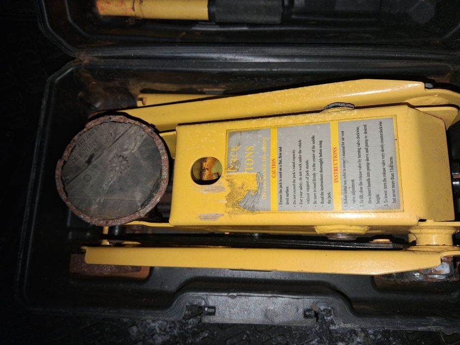 Домкрат подкатной в кеисе.