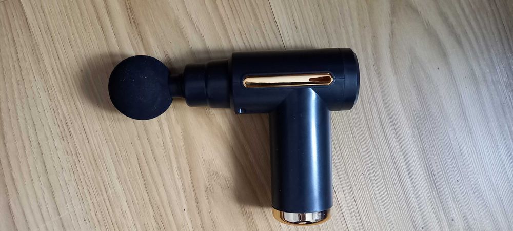 Acest aparat de masaj  tip pistol