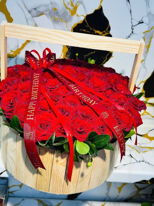 Savatli korzinkali gullar jivoy atirgul roziviy