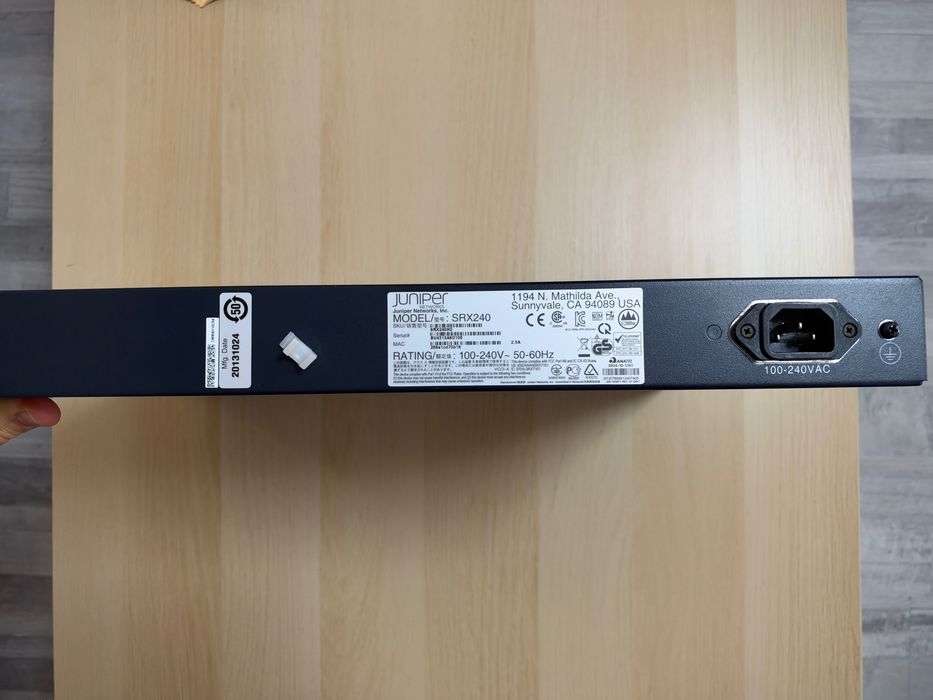 Router / Firewall Enterprise Juniper SRX240 – 16 Porturi Gigabit