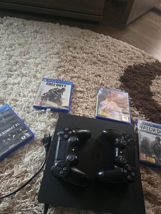 Vând Playstation 4 Slim Edition