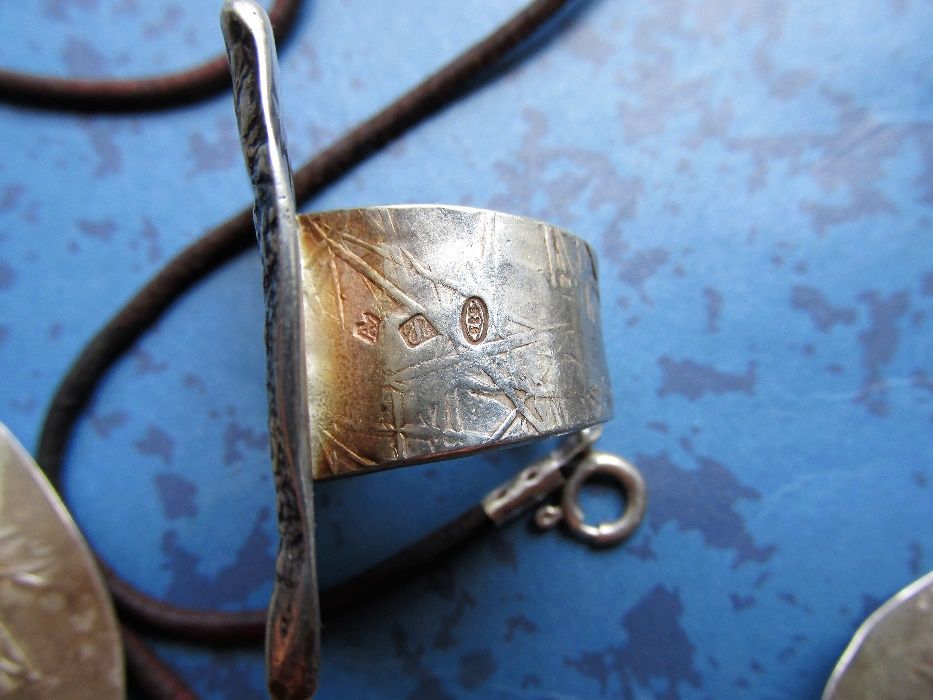 Сребърно колие с естествена кожа и пръстен