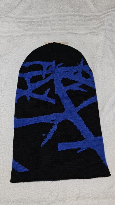 Cagulă neagră cu model albastru