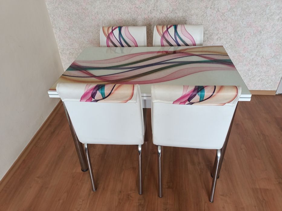 Комплект разтегателна трапезна маса с принт и 4 бр. столове