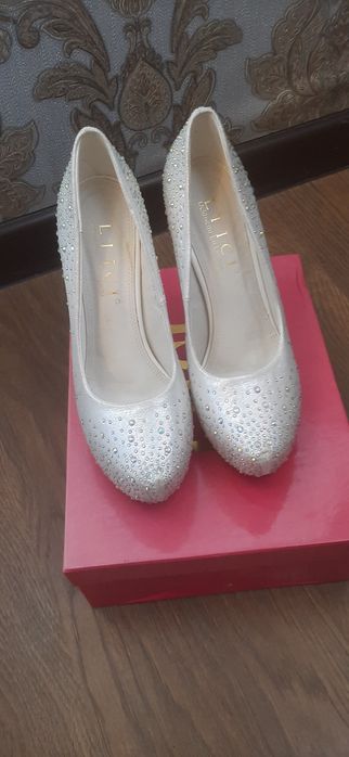 Продам туфли новые