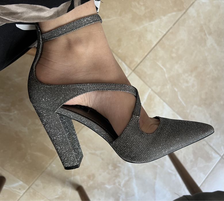 Vand pantofi stiletto cu toc purtați o singură dată