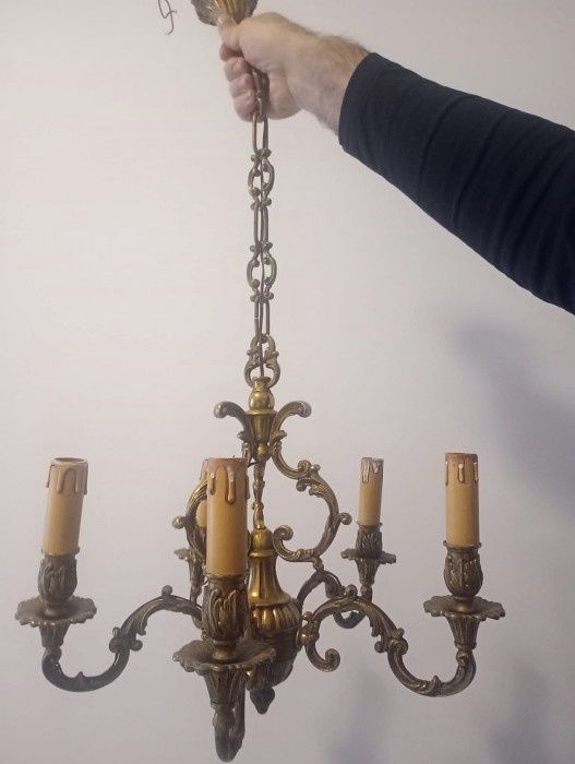 Candelabru antic in stil francez din bronz masiv cu 5 brațe ,piesa cu o lucrătură de o foarte mare finețe, diametrul 44 cm ,lungime cu tot cu lanț 80