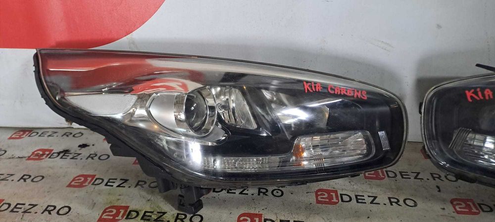 Faruri / Far stanga , far dreapta Kia Carens 3 generatia 2013 - 2019 , model cu lupa fara xenon