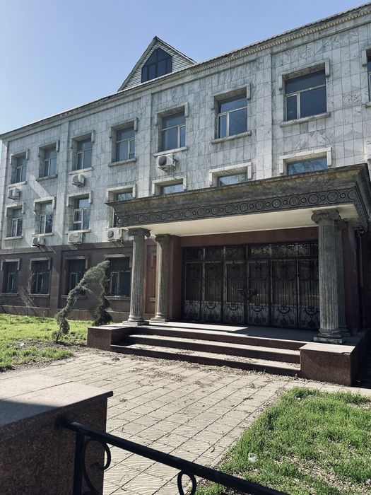 Аренда офиса в здании под бизнес . 3 этажа .