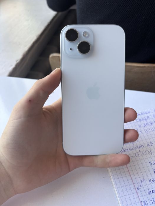 Айфон 15 в голубом цвете