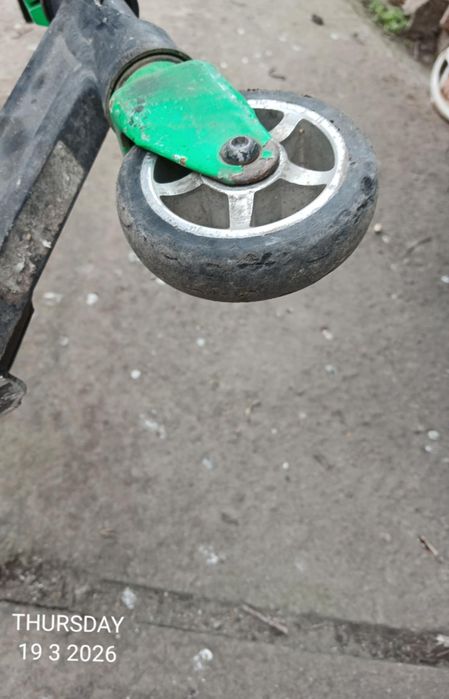 Тротинетка  с спукана кума