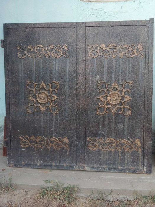 Гаражные ворота с дверью