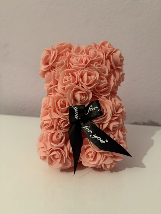 Мече от рози със панделка, Червено и розово