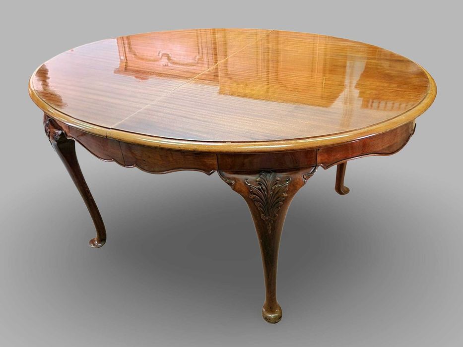 Трапезна овална маса изработена от висококачествен масивен орех