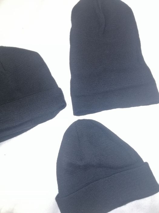 Vand fesuri/caciuli de culoare neagra