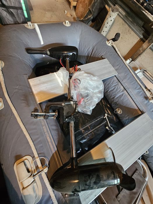 Продам лодку с моторами