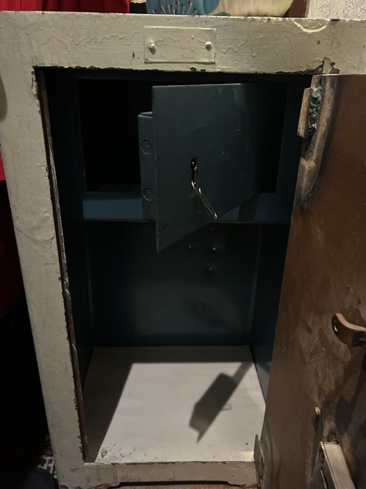 Продам металический сейф.