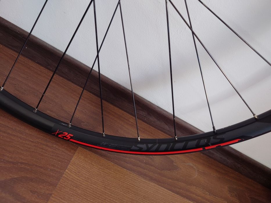 Roata cursiera și roata spate boost 148 tubeless