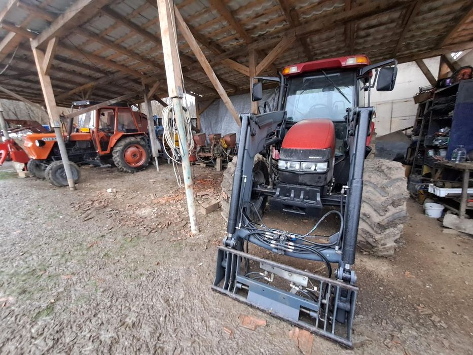 De vanzare 2 tractoare . Case IH si New holland