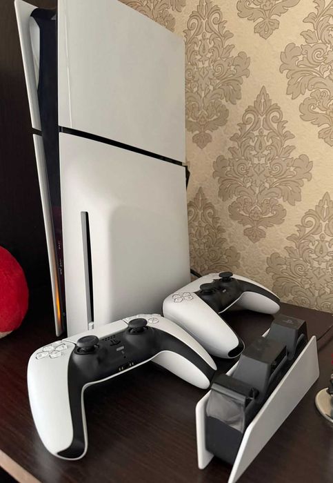 Sony PlayStation 5 slim. 2 джойстика