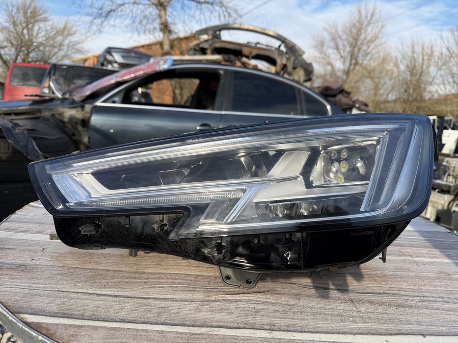 Фар Audi A4 B9