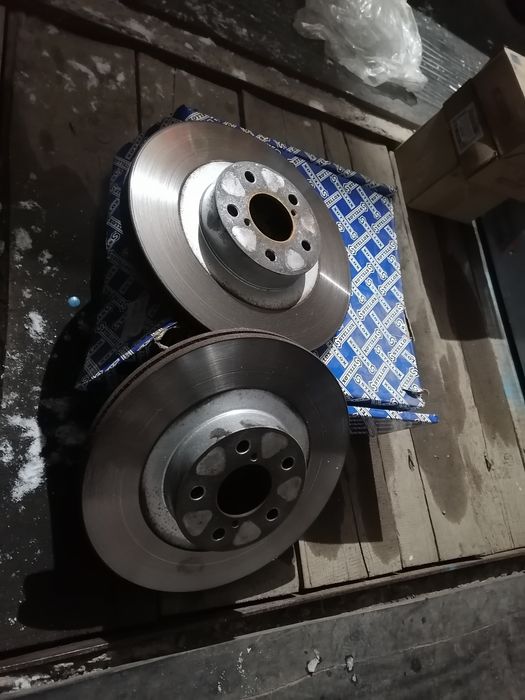 Продам переднии тормозные диски