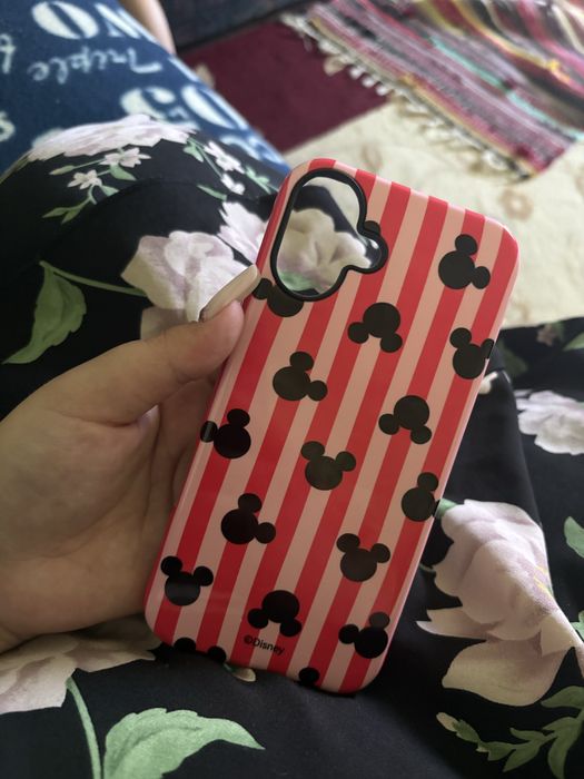husa iphone 16 plus neutilizata si se vede foarte clar pretul ei initial.