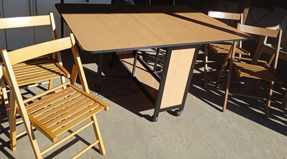 Vând masă pliabilă cu 4 scaune