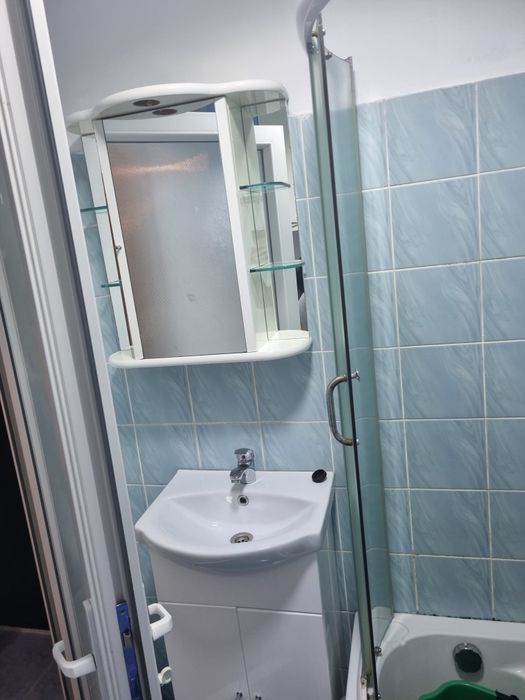 Închiriez garsoniera