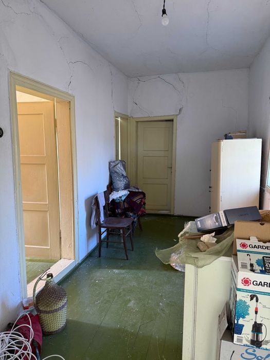 Къща с двор и селскостопански постройки