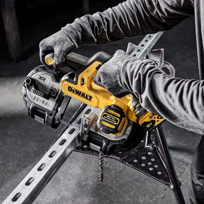 Аккумуляторная ручная ленточная пила Dewalt DCS378N.